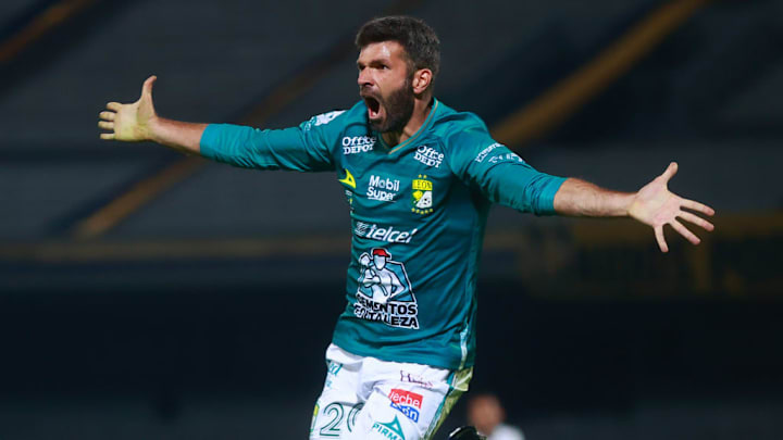 Emmanuel Gigliotti celebra un gol con el FC León.