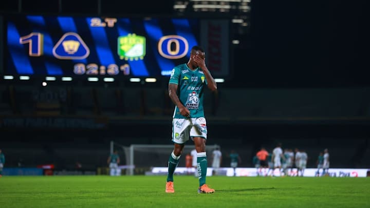 Steven Barreiro expulsado en el partido entre Pumas UNAM y FC León,.
