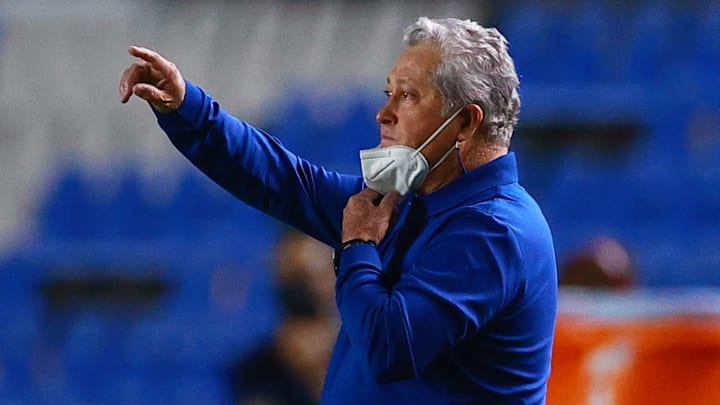 Varios aficionados de Chivas ya piden la salida de Víctor Manuel Vucetich tras su pobre desempeño. Varios aficionados de Chivas ya piden la salida de Víctor Manuel Vucetich tras su pobre desempeño.