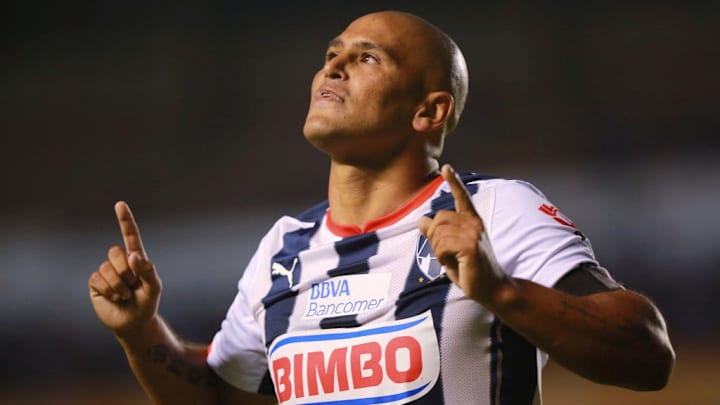 Humberto Suazo celebra un gol con Rayados de Monterrey.