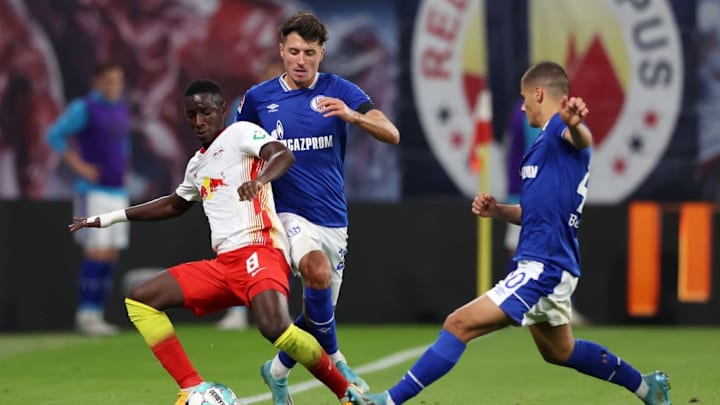 Alessandro Schöpf zusammen mit Can Bozdogan im Zweikampf
