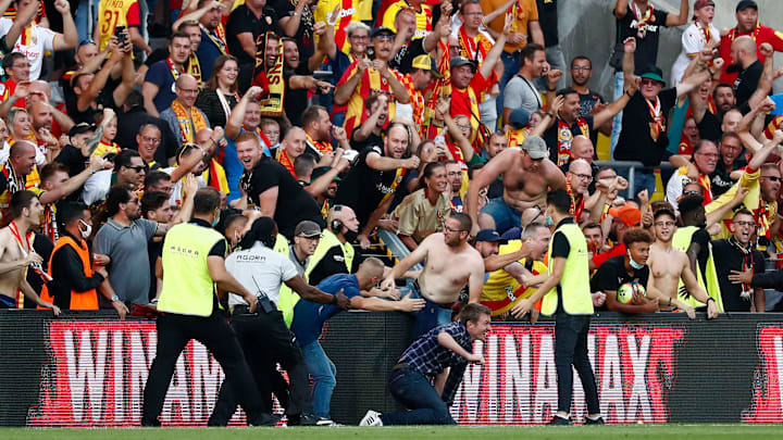 Des supporters envahissent le terrain lors de Lens-Lille. Des supporters envahissent le terrain lors de Lens-Lille.