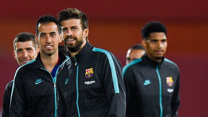 Gerard Pique (tengah) dan Ronald Araujo (kanan) / FC Barcelona