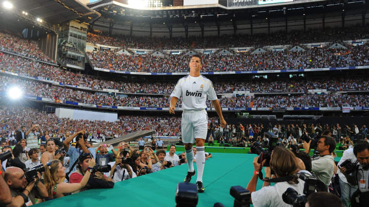 Ronaldo al ser presentado ante una multitud en el Bernabéu en 2009