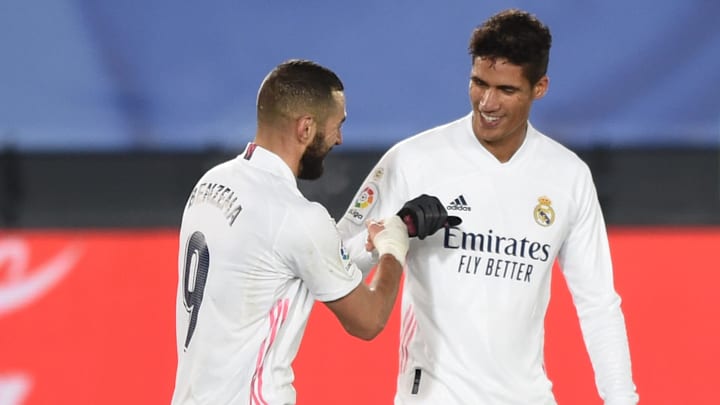 Benzema y Varane celebran uno de los goles del delantero contra el Athletic