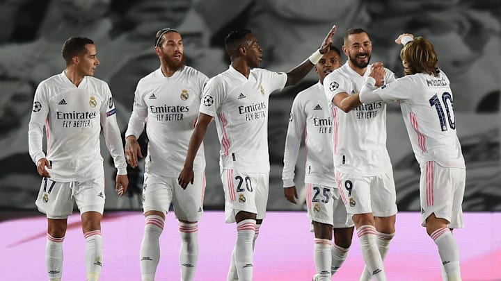 Los jugadores del Real Madrid felicitan a Benzema Los jugadores del Real Madrid felicitan a Benzema