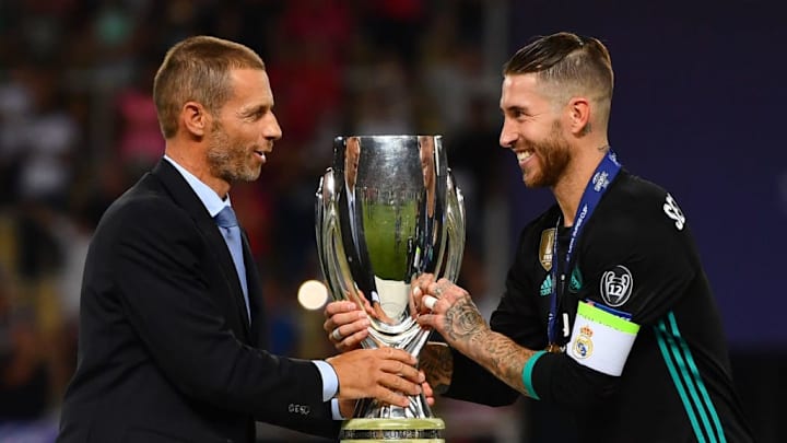 UEFA-Präsident Ceferin überreicht Sergio Ramos die Champions-League-Trophäe