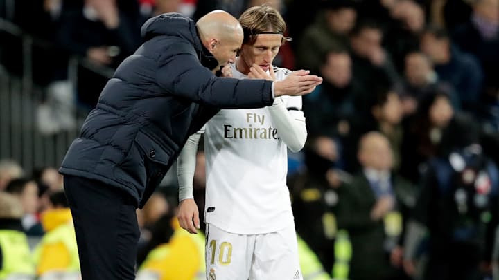 Zidane, ancien meneur de jeu du Real Madrid, conseille Modric, numéro 10 des Merengues