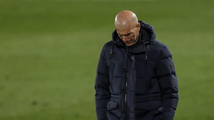 Zidane après la défaite du Real Madrid face au Shakhtar Donetsk. Zidane après la défaite du Real Madrid face au Shakhtar Donetsk.