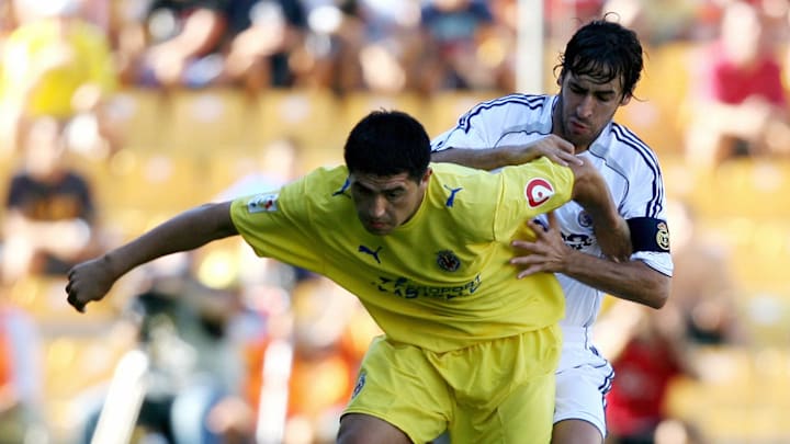 Real Madrid's player Raul (R) vies with