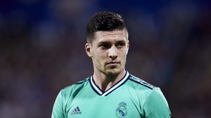 Luka Jovic jalani isolasi mandiri usai lakukan kontak dengan rekannya yang positif COVID-19 Luka Jovic jalani isolasi mandiri usai lakukan kontak dengan rekannya yang positif COVID-19