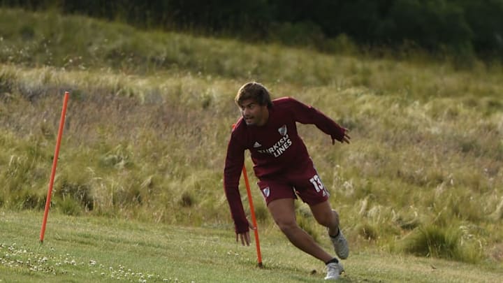 Santiago Sosa, una de las joyas de River Plate, renovó contrato con el Millonario.