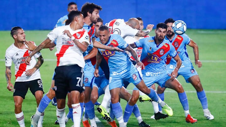 Arsenal descontó en el final