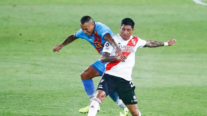 River Plate v Arsenal - Copa Diego Maradona 2020 - Enzo Pérez le gana a Candia.