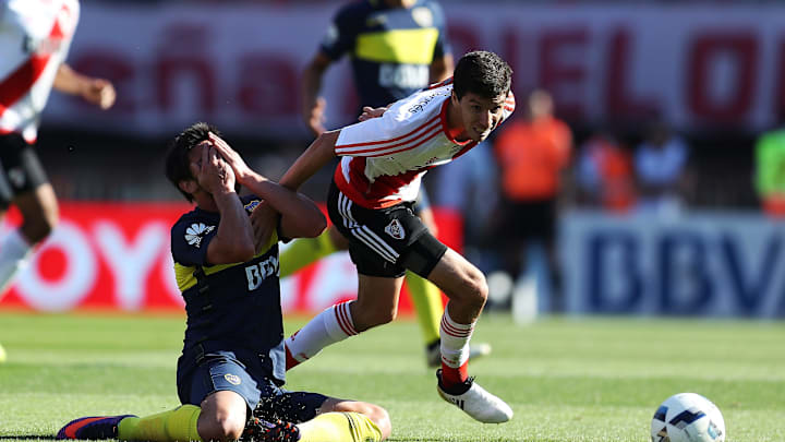 River Plate v Boca Juniors - Argentine Primera Division - Nacho Fernández se lleva la pelota. River Plate v Boca Juniors - Argentine Primera Division - Nacho Fernández se lleva la pelota.