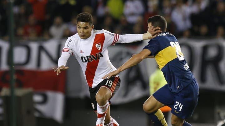 River Plate v Boca Juniors - Copa Bridgestone Libertadores 2015 - Teo Gutiérrez en acción ante Boca. River Plate v Boca Juniors - Copa Bridgestone Libertadores 2015 - Teo Gutiérrez en acción ante Boca.