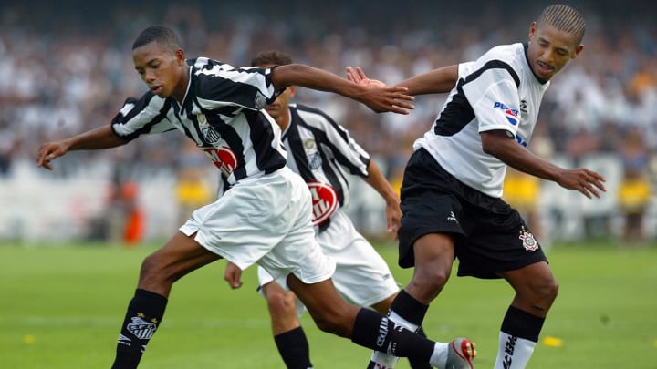 Robinho (R) of Santos fights for the ball with Vam