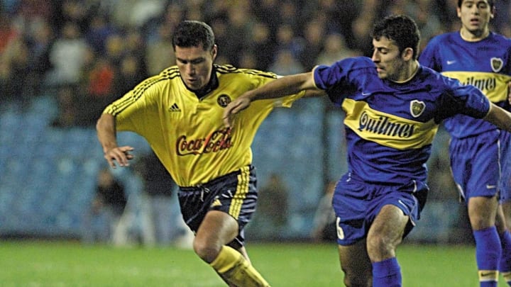Rodrigo Lara (L) Of America battles for the ball w