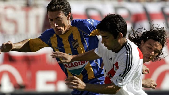 Rosario Central's Cristian Gonzalez (L)