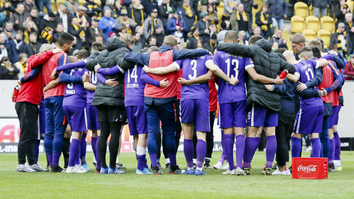 Spieler des FC Erzgebirge Aue bilden einen Team Kreis Spieler des FC Erzgebirge Aue bilden einen Team Kreis