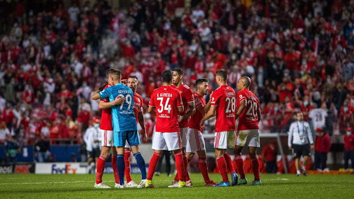 SL Benfica team celebrate the victory of the game during the...