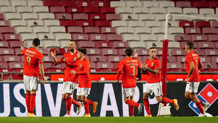 Benfica e Arsenal se enfrentam pela Europa League. Benfica e Arsenal se enfrentam pela Europa League.