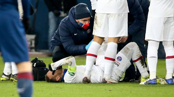 Neymar sofreu uma dura entrada na Copa da França e precisou ser substituído tempos depois. 