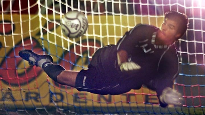 Saja perdió la carrera en el arco contra Guillermo Ochoa.