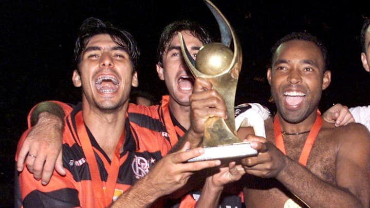 Flamengo alza el trofeo de la Mercosur, competencia que ya no existe más.