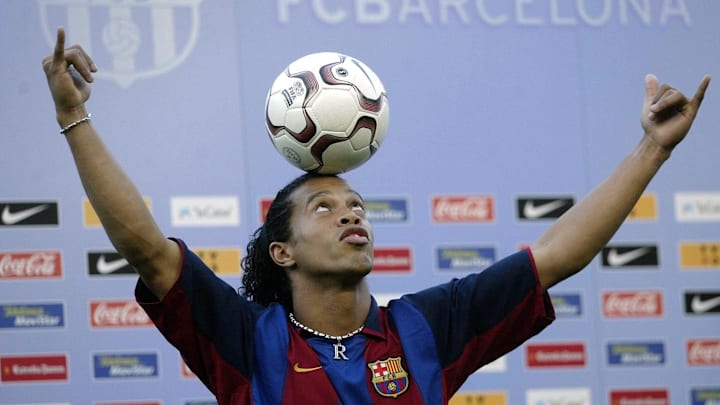 Ronaldinho, Beckham e mais: veja as 5 contratações mais caras da temporadas 2003/04. Ronaldinho, Beckham e mais: veja as 5 contratações mais caras da temporadas 2003/04.