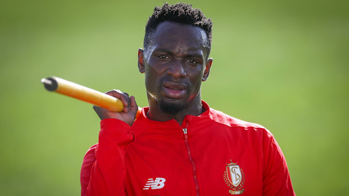 Paul-Jose Mpoku ısınıyor. Paul-Jose Mpoku ısınıyor.
