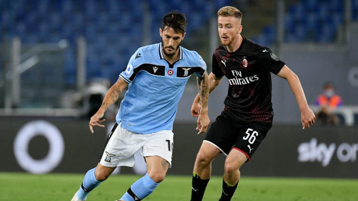 Saelemaekers contende il possesso a Luis Alberto, nell'ultimo precedente tra le due squadre Saelemaekers contende il possesso a Luis Alberto, nell'ultimo precedente tra le due squadre
