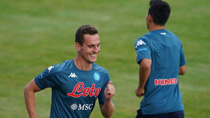 Un Milik sorridente durante il ritiro estivo del Napoli