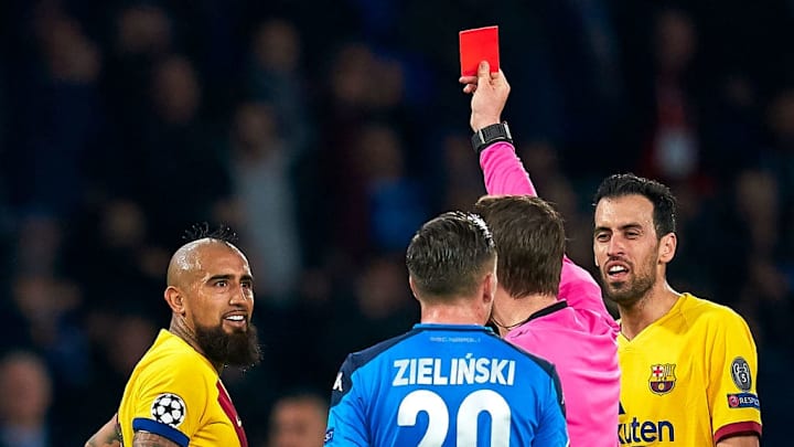 Arturo Vidal fue expulsado frente al Nápoles