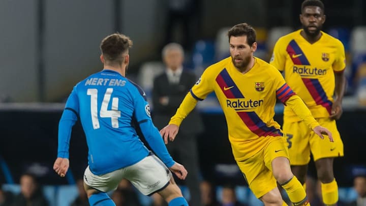 Leo Messi face à Mertens lors du match aller au San Paolo