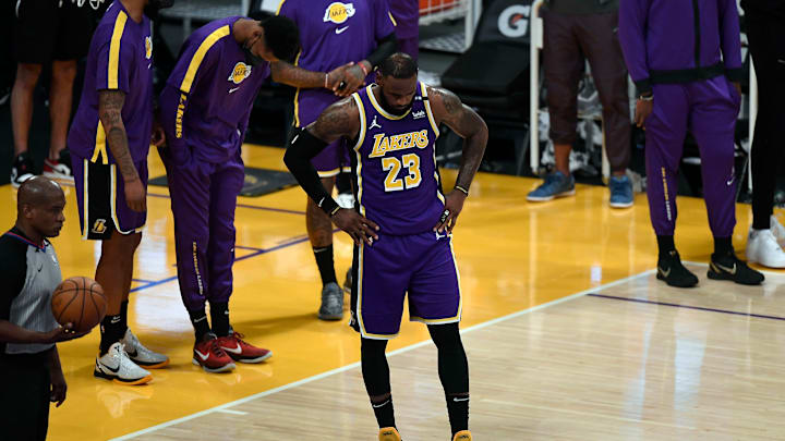 LeBron James salió lesionado del partido ante los Raptors