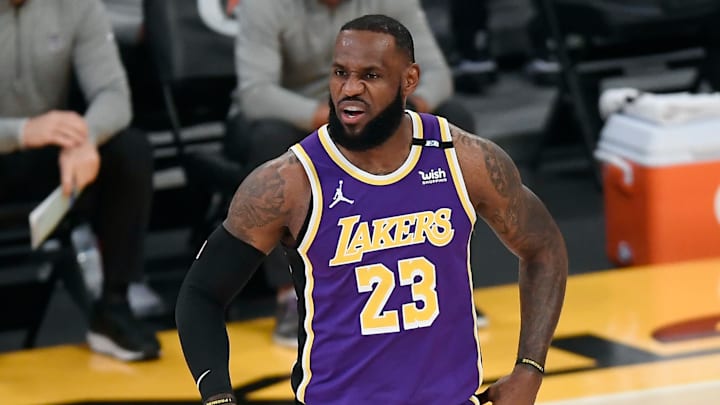 La superestrella LeBron James es acusado de salir a un evento social y pasar por alto los protocolos