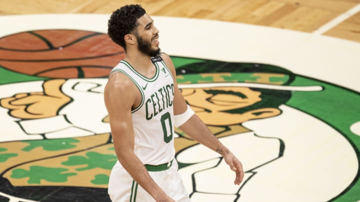 Jayson Tatum encabezó la reacción de los Celtics en el juego del viernes 