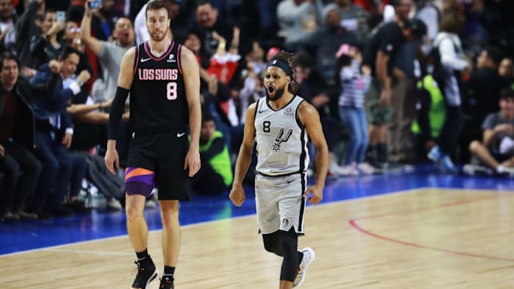 Patty Mills celebra en el partido ante los Phoenix Suns