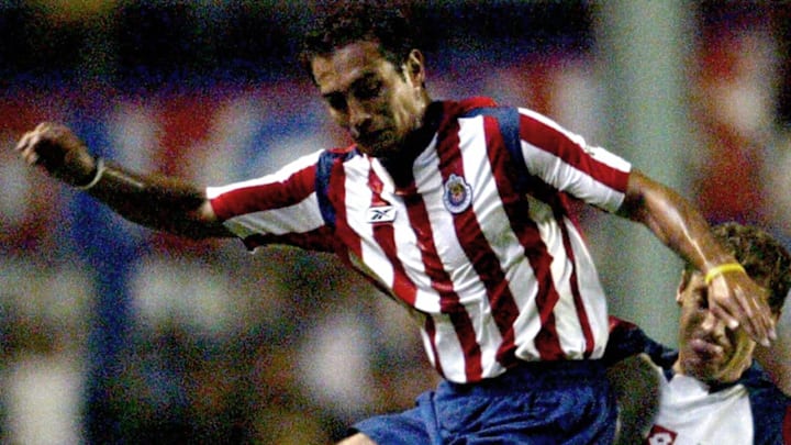 San Lorenzo's Pablo Michelini (R) vies f