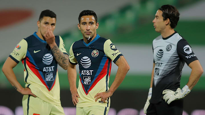 Jorge Sánchez, Luis Fuentes y Oscar Jiménez se lamentan tras haber sido empatados por Santos Laguna. Jorge Sánchez, Luis Fuentes y Oscar Jiménez se lamentan tras haber sido empatados por Santos Laguna.