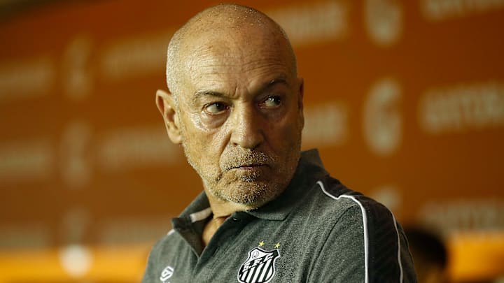 Treinador português deve perder zagueiro titular. Treinador português deve perder zagueiro titular.