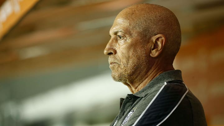 Jesualdo Ferreira deixa a Vila Belmiro após apenas 15 partidas.