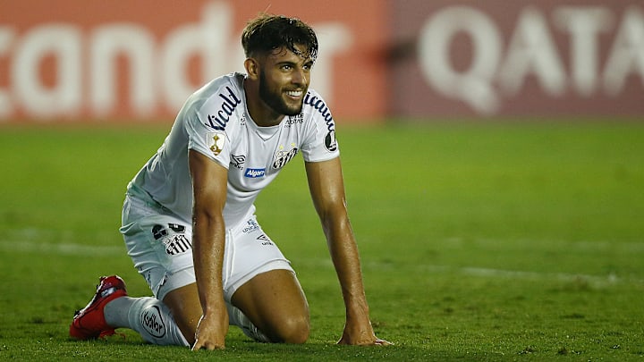 Santos tem vitória inédita no CNRD e aumenta expectativas em relação a renovação com atacante.