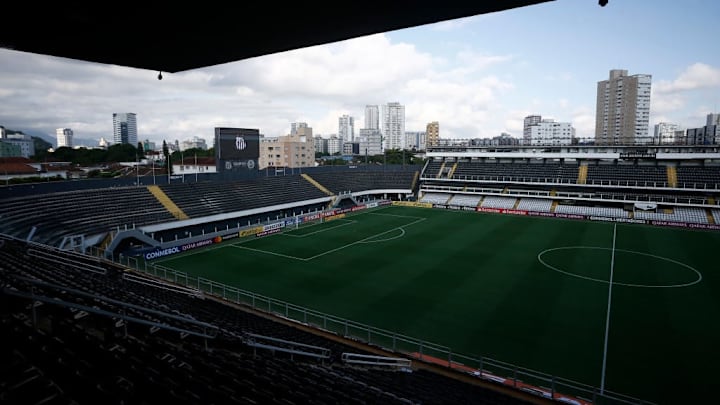 Titular do Santos, Everson pede a quebra de contrato na Justiça. 