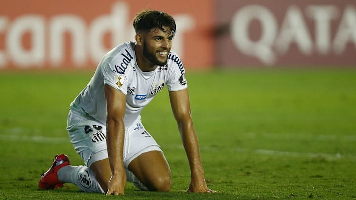 Peixe tenta ampliar vínculo com Yuri Alberto, que deve avaliar cenário antes de responder oferta.