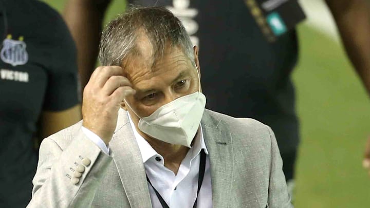 Ariel Holan tem baixas no elenco que vai à Argentina