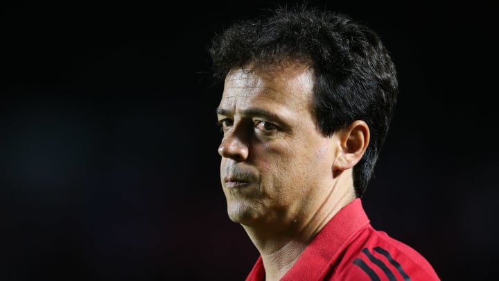 Com cada vez menos apoio, Fernando Diniz deve mexer no São Paulo.