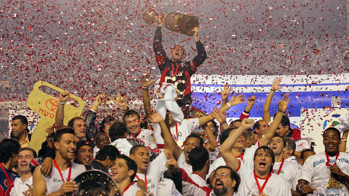 Sao Paulo y su capitán Rogerio Ceni levantando la Libertadores.