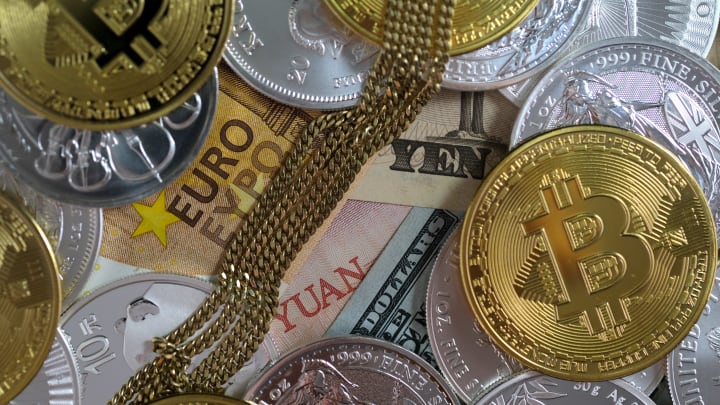 Euro banknotu ve Bitcoin. Euro banknotu ve Bitcoin.